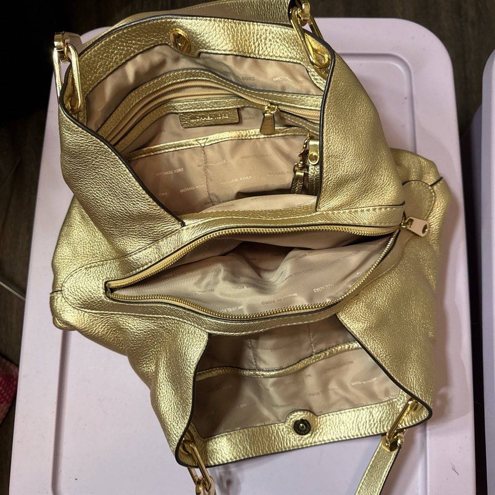 Michael Kors Gold Shoulder Bag with Metallic Finish - Picture 3 of 4